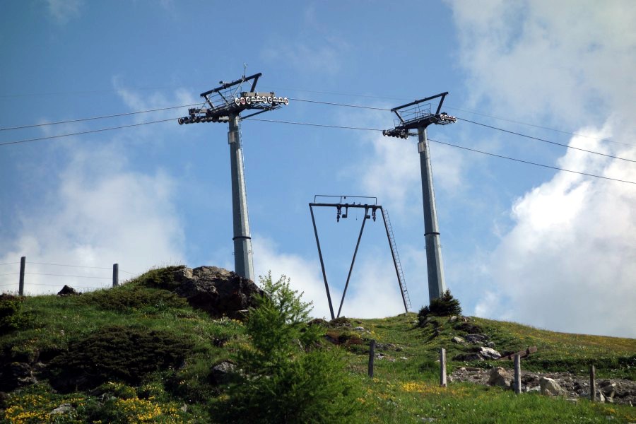 Als letzte Stütze des Schlepplifts Weisshorn 2 steht noch die Nummer drei, die sich genau unter der Sesselbahn Scharmoin-Weisshorn befindet, Juli 2013