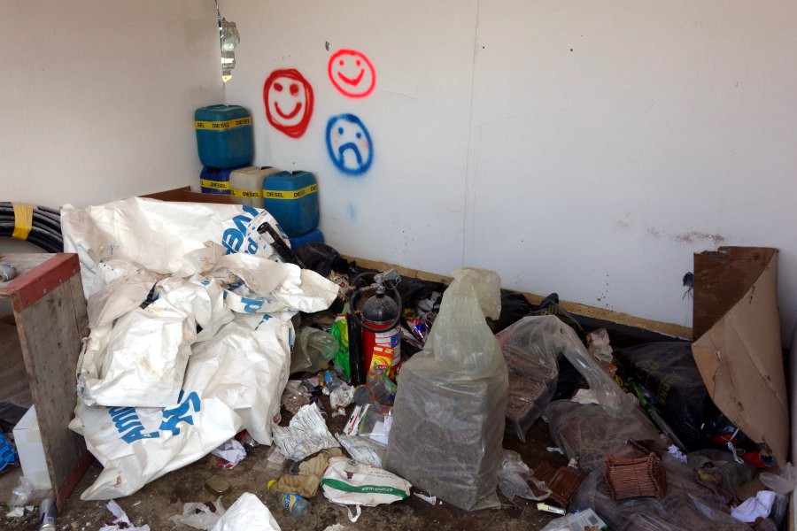 Abfall in der Talstation der Sesselbahn Motta-Schwarzhorn. Erinnert eher an ein vergessenes italenisches Skigebiet :-) Juli 2013