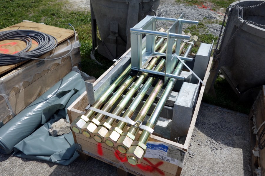 Teile für die Sesselbahn Motta-Schwarzhorn, Juli 2013