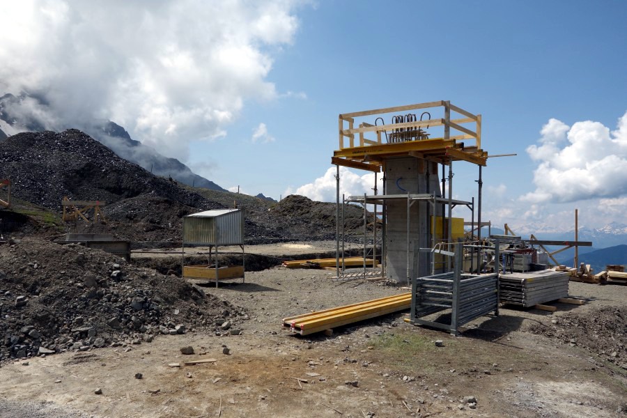 Der hintere Stationssteher der Bergstation der Sesselbahn Heimberg-Motta ist bereits deutlich erkennbar, Juli 2013