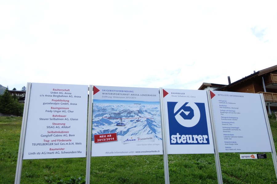 Hinweistafel zum Bau der Verbindungsbahn zwischen Arosa und der Lenzerheide an der Talstation der Kabinenbahn Innerarosa-Hörnli, Juli 2013