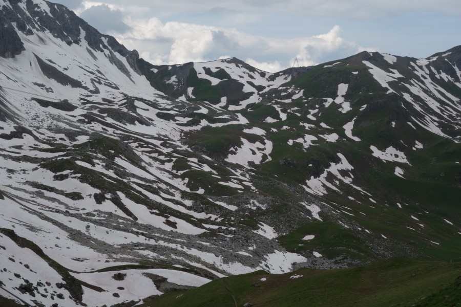 Das nach wie vor schneereiche Urdental vom Hörnli aus gesehen mit Blick Richtung Urdenfürggli, Juli 2013