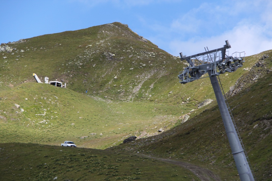 Stütze der Sesselbahn Motta-Urdenfürggli mit der ehemaligen Bergstation am Schwarzhorn im Hintergrund, August 2013