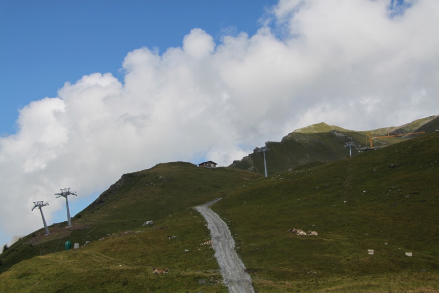 Sesselbahn Heimberg-Motta mit Fundamenten des Schlepplifts Weisshorn 2 rechter Hand, August 2013