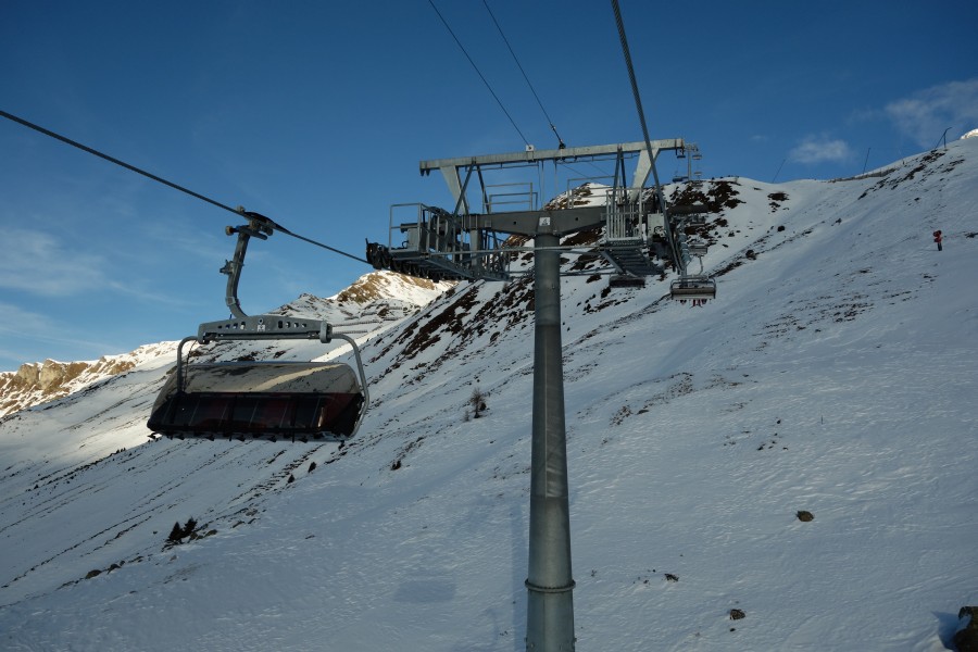Die zweite Niederhaltestütze der Sesselbahn Heimberg-Motta, Dezember 2013