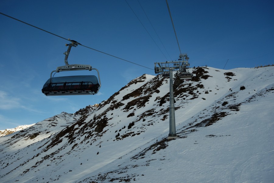 Sesselbahn Heimberg-Motta. In diesem Bereich kreuzt die Anlage das erste Mal die Weltcup-Abfahrtspiste, Dezember 2013