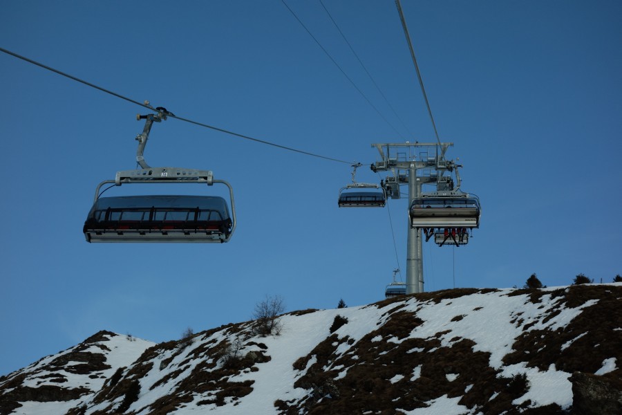 Sesselbahn Heimberg-Motta im steilsten Streckenabschnitt vor den beiden Stützen sechs und sieben, Dezember 2013