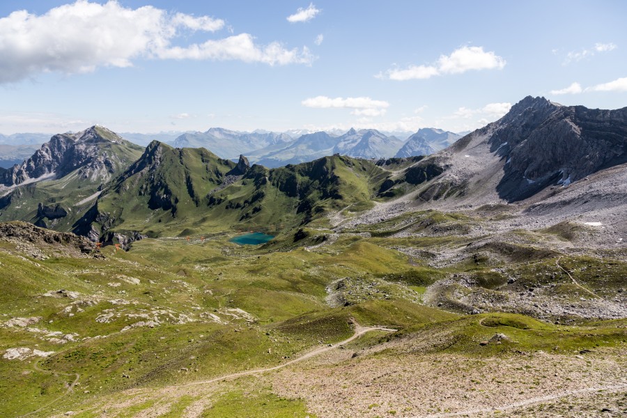 Blick vom Urdenfürggli auf das Urdental, dahinter das Hörnli. Die Luftseilbahn zwischen Hörnli und Urdenfürggli fügt sich nahezu unsichtbar in die Landschaft ein, August 2014