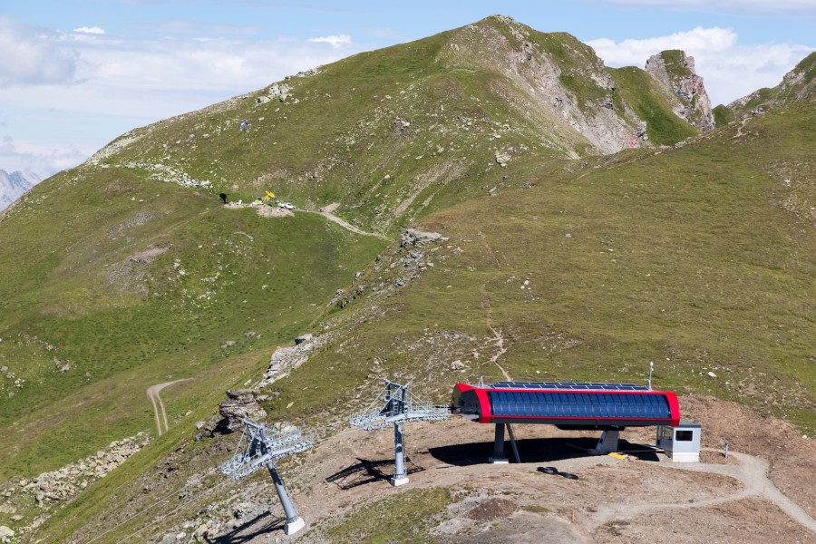Bergstation der Sesselbahn Motta-Urdenfürggli, im Hintergrund werden letzte Fundamente der Sesselbahn Motta-Schwarzhorn entfernt, August 2014