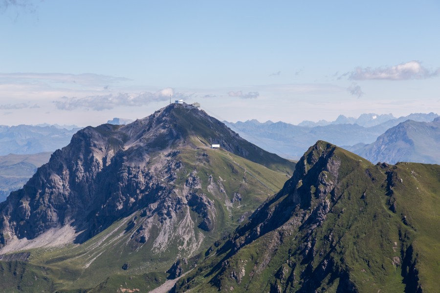 Aroser Weisshorn, davor die Bergstation der Sesselbahn Innerarosa-Carmenna, August 2014