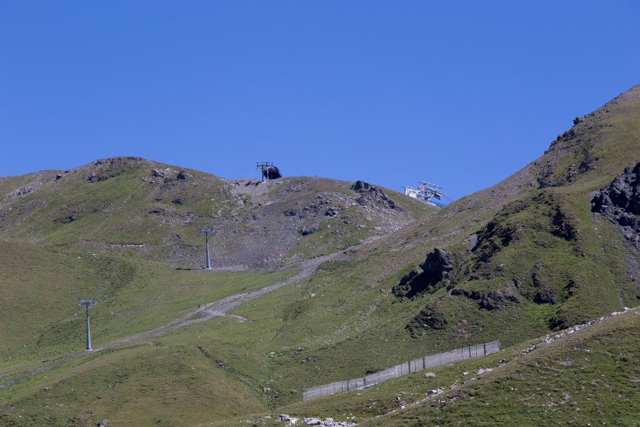 Sesselbahn Motta-Urdenfürggli, rechts die Bergstation der Luftseilbahn Hörnli-Urdenfürggli, August 2014