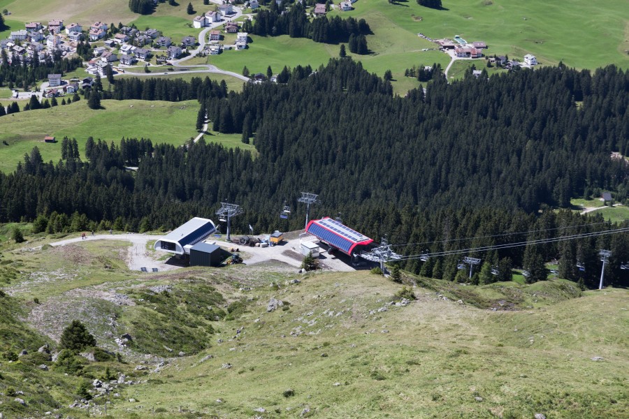 Talstation der Sesselbahn Heimberg-Motta, daneben die Bergstation der Sesselbahn Parpan-Heimberg, August 2014
