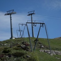 Kreuzung des Schlepplifts Weisshorn 2 mit der Sesselbahn Scharmoin-Weisshorn, Juni 2013