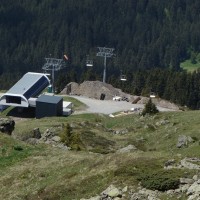 Bergstation der Sesselbahn Parpan-Heimberg mit sichtbarer Baustellenaktivität für die Sesselbahn Heimberg-Motta, Juni 2013