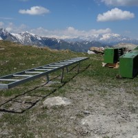 Abmontierte Teile der Talstation der Sesselbahn Schwarzhorn, bereit für den Transport nach Tschechien, Juni 2013