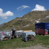 Abmontierte Teile der Talstation der Sesselbahn Schwarzhorn, bereit für den Transport nach Tschechien, Juni 2013