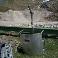 Alte Materialkabine der Sesselbahn Motta-Schwarzhorn, Juni 2013