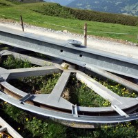 In der Zwischenzeit wurde der grösste Teil des Schlepplifts Weisshorn 2 abgebaut und zerlegt, hier die ehemalige Umlenkstation, Juli 2013