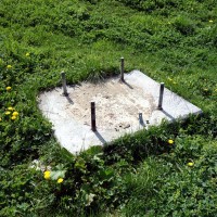 Fundament der ehemaligen Stütze 1 des Schlepplifts Weisshorn 2, Juli 2013