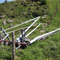 Stütze 2 des Schlepplifts Weisshorn 2 liegt noch nicht demontiert im Gras. Aufgrund der starken Beschädigung ist nicht davon auszugehen, dass diese Teile noch einmal irgendwo verwendet werden, Juli 2013