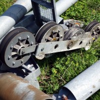 Detailaufnahme einer Rollenbatterie an Stütze 2 des Schlepplifts Weisshorn 2, Juli 2013