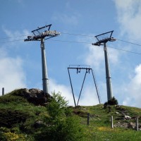 Als letzte Stütze des Schlepplifts Weisshorn 2 steht noch die Nummer drei, die sich genau unter der Sesselbahn Scharmoin-Weisshorn befindet, Juli 2013