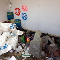 Abfall in der Talstation der Sesselbahn Motta-Schwarzhorn. Erinnert eher an ein vergessenes italenisches Skigebiet :-) Juli 2013