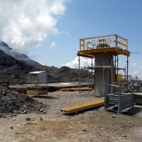 Der hintere Stationssteher der Bergstation der Sesselbahn Heimberg-Motta ist bereits deutlich erkennbar, Juli 2013
