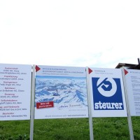 Hinweistafel zum Bau der Verbindungsbahn zwischen Arosa und der Lenzerheide an der Talstation der Kabinenbahn Innerarosa-Hörnli, Juli 2013