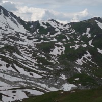 Das nach wie vor schneereiche Urdental vom Hörnli aus gesehen mit Blick Richtung Urdenfürggli, Juli 2013