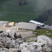 Talstation der Sesselbahn Motta-Urdenfürggli. Die Garagierungshalle der Sesselbahn Motta-Schwarzhorn wird auch für die neue Bahn weiterverwendet, August 2013