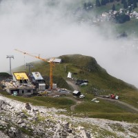 Bergstation der Sesselbahn Heimberg-Motta mit zugehöriger Garagierungshalle links daneben. Rechts der Station ist noch das alte Kommandohäuschen des Schlepplifts Weisshorn 2 zu erkennen, August 2013