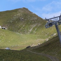 Stütze der Sesselbahn Motta-Urdenfürggli mit der ehemaligen Bergstation am Schwarzhorn im Hintergrund, August 2013