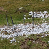 Fundamentüberreste von Stütze drei der Sesselbahn Motta-Schwarzhorn, August 2013