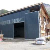 Umgebaute Garagierungshalle an der Sesselbahn Motta-Urdenfürggli, August 2013