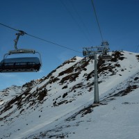 Sesselbahn Heimberg-Motta. In diesem Bereich kreuzt die Anlage das erste Mal die Weltcup-Abfahrtspiste, Dezember 2013