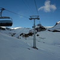 Sesselbahn Heimberg-Motta mit der zweiten Überfahrt der Weltcuppiste kurz vor der Bergstation, Dezember 2013