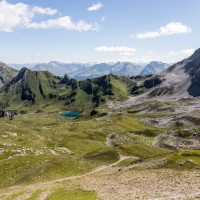 Blick vom Urdenfürggli auf das Urdental, dahinter das Hörnli. Die Luftseilbahn zwischen Hörnli und Urdenfürggli fügt sich nahezu unsichtbar in die Landschaft ein, August 2014