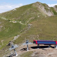 Bergstation der Sesselbahn Motta-Urdenfürggli, im Hintergrund werden letzte Fundamente der Sesselbahn Motta-Schwarzhorn entfernt, August 2014