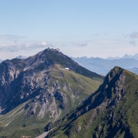 Aroser Weisshorn, davor die Bergstation der Sesselbahn Innerarosa-Carmenna, August 2014