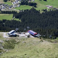 Talstation der Sesselbahn Heimberg-Motta, daneben die Bergstation der Sesselbahn Parpan-Heimberg, August 2014