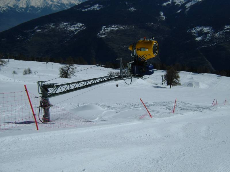 Schneekanone in Thyon, April 2006