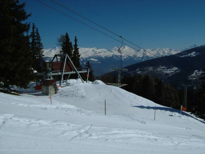 Bergstation der Sesselbahn Les Masses-Les Collons, April 2006