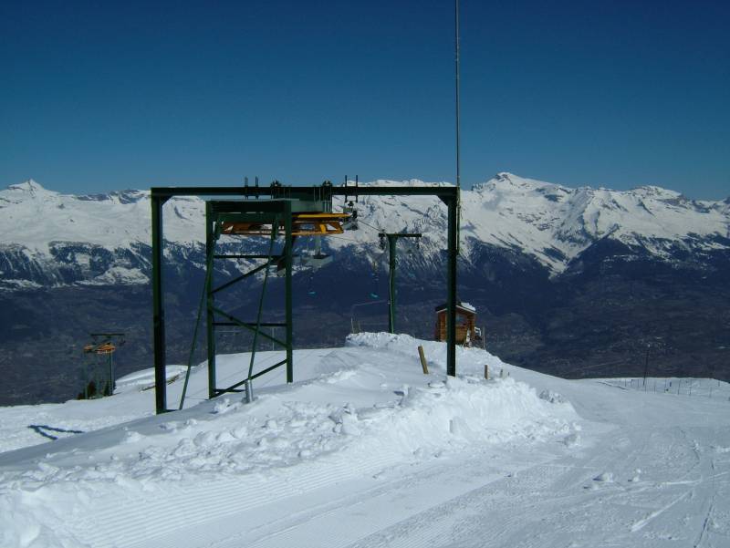 Bergstationen der Schlepplifte La Cheminée und Les Crêtes, April 2006