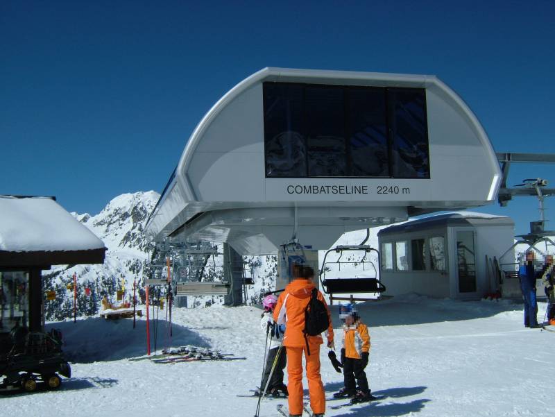 Bergstation der Sesselbahn Siviez-Combatseline, April 2006