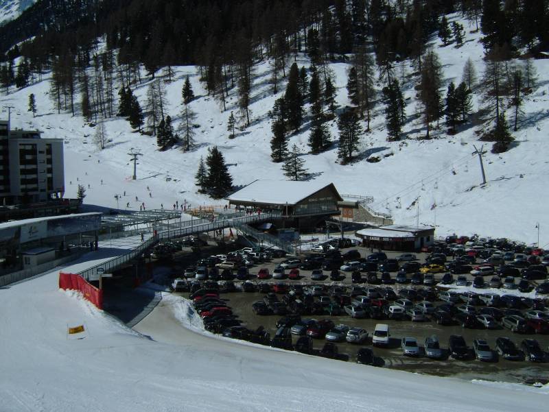 Neue Skibrücke über den Parkplatz in Siviez, April 2006