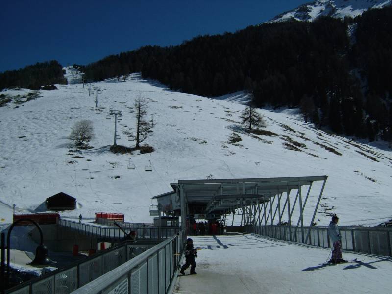 Talstation der Sesselbahn Siviez-Combatseline, April 2006