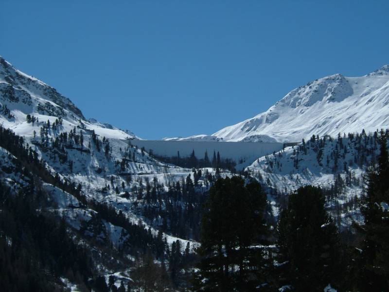 Staumauer, April 2006