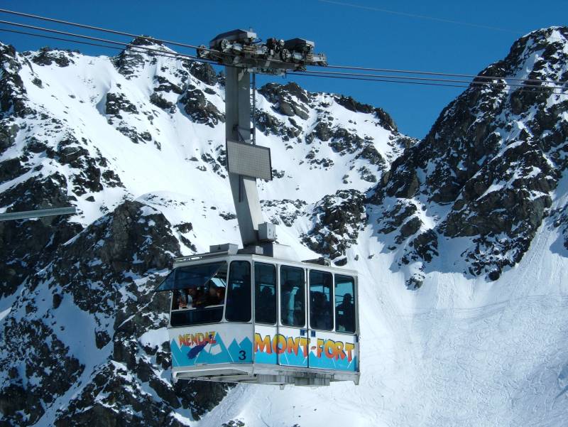 Luftseilbahn Col des Gentianes-Mont Fort, April 2006
