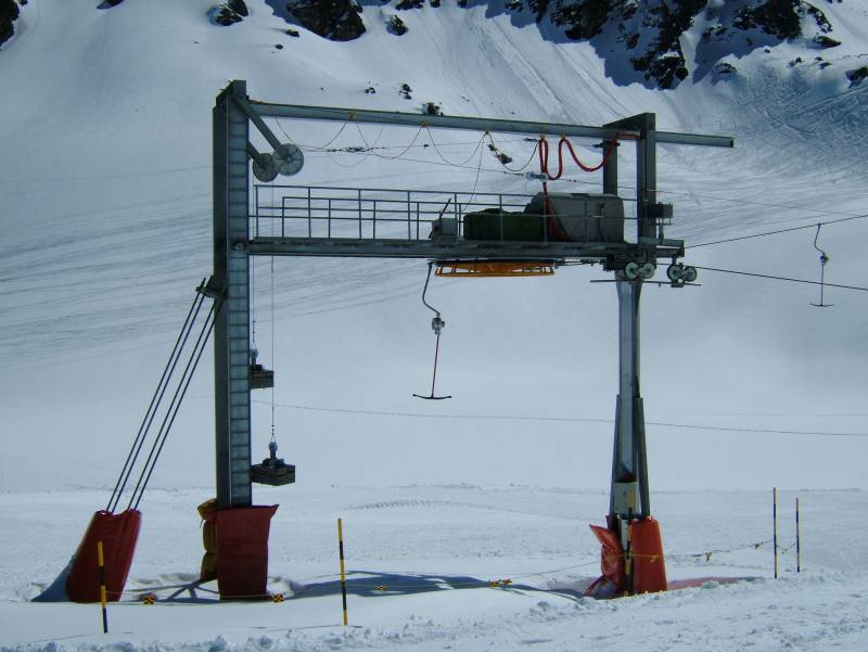 Talstationen der Schlepplifte Glacier des Gentianes, April 2006